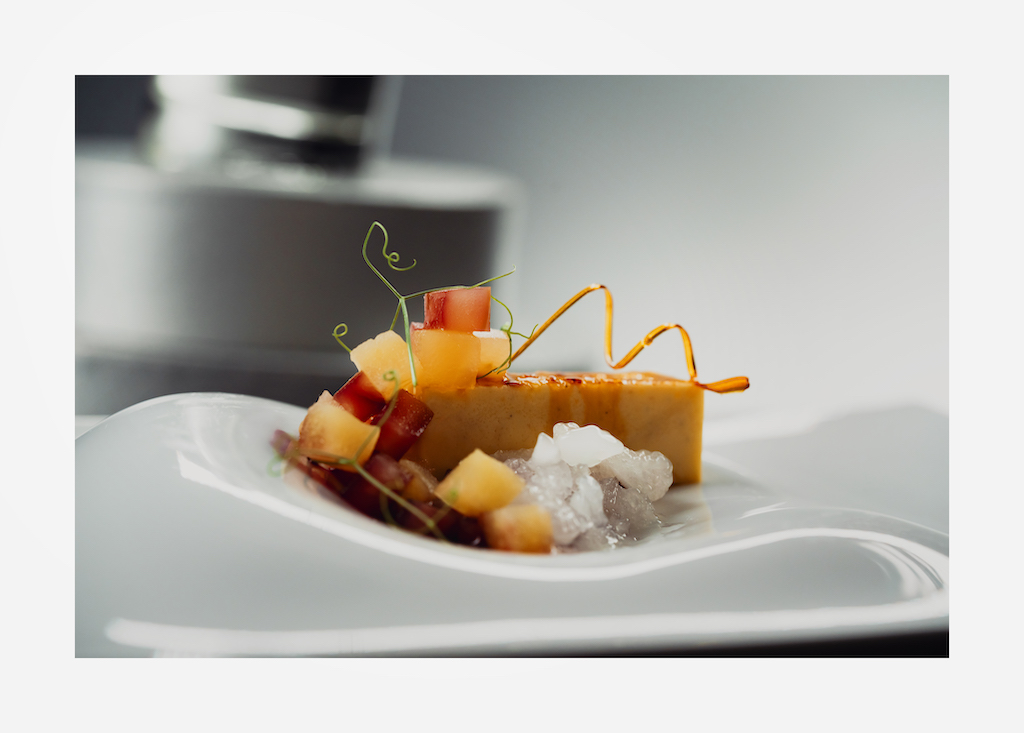 Creme brulèe ghiacciata cannella e camomilla con pere cotte al vino e granita di pere