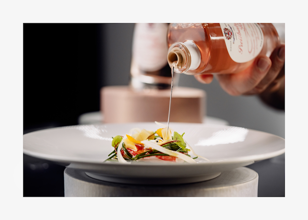 Gamberi rossi, agretti e finocchio con mango, sorbetto di mela verde, finocchi e Prelibato Rosè