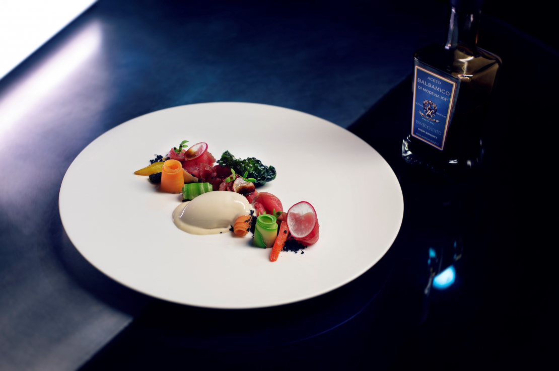 Manzo marinato con verdure croccanti, crumble al nero di seppia e gelato all‘Aceto Balsamico